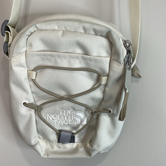 The North Face Jester Crossbody Bag TNF White Metallic Mid Grey 2.3lt 2 Way Zip - Picture 4 of 15